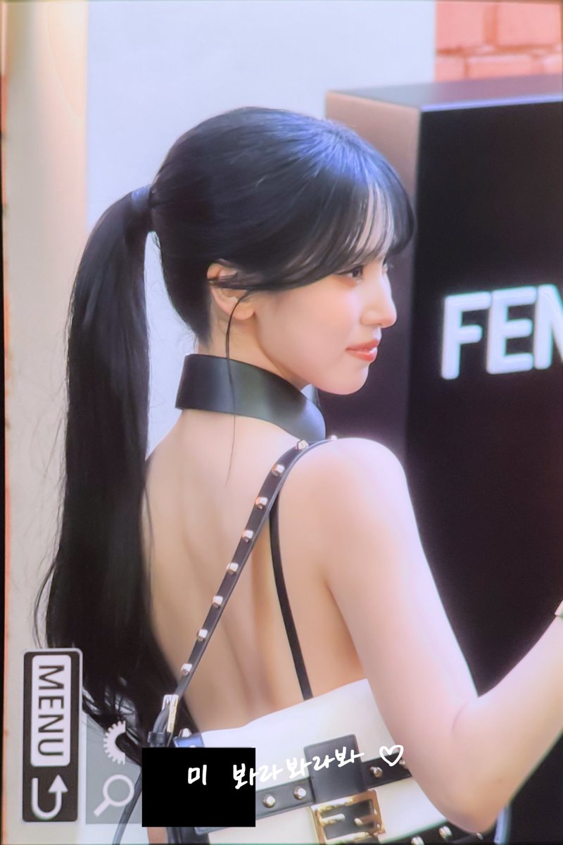 LookAtMi324's tweet photo. 260923 Fendi 퇴근
✨
#FENDIxMINA #FENDISS27 #TWICE  #트와이스 #미나  #ミナ https://t.co/16TbHjOLvR