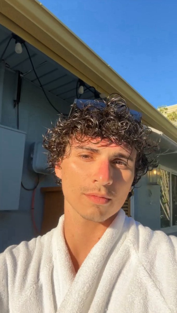 chrismiles222's tweet photo. GM GM CT 🌞 

Can I get a GM back? 🌴 https://t.co/GvrvbSre2u