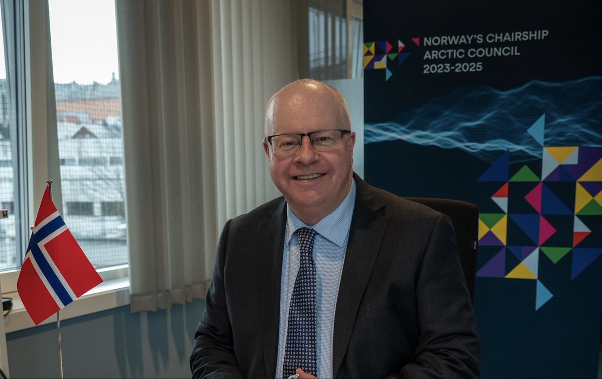 NorwayUS's tweet photo. Say hello to our new colleague Morten Høglund!👋

Morten is our new Minister Counsellor and head of the Economic team at the Norwegian Embassy in Washington DC.  

He comes from the position as Arctic Ambassador for Norway. https://t.co/R0gWrAyz6L