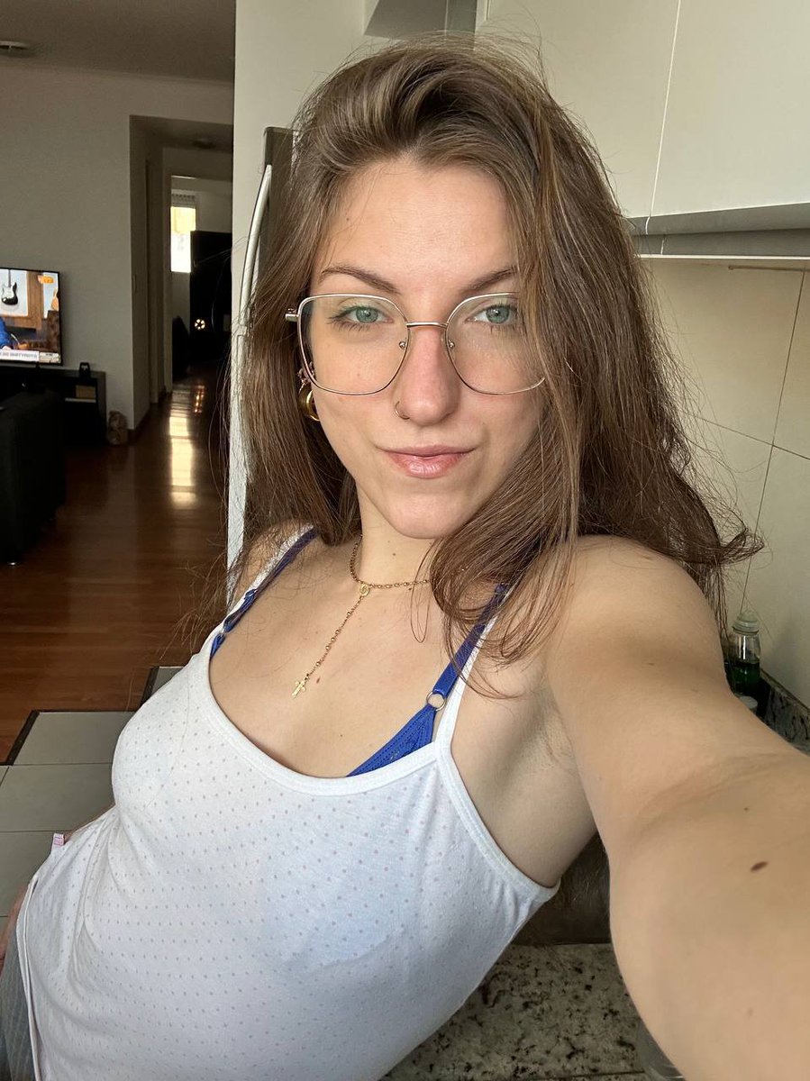 CutiiEmma59844's tweet photo. Dis… ça te dérange que j’aie une petite poitrine ? 🥺 https://t.co/G1wvIEOF7K