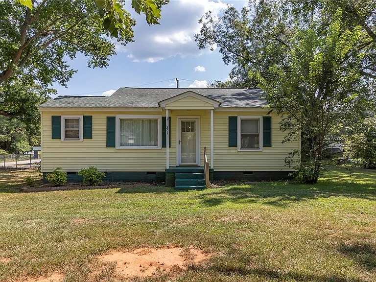 PtoPrealty's tweet photo. 201 Blue Ridge Circle offers 3 bedrooms and is a great fit for a first-time buyer or an investor searching for their next property.

Schedule your showing with Melissa Powell and see the possibilities for yourself! 🏡

#PinetoPalmRealty #SouthCarolina  #newhome https://t.co/NktyRLSTtX