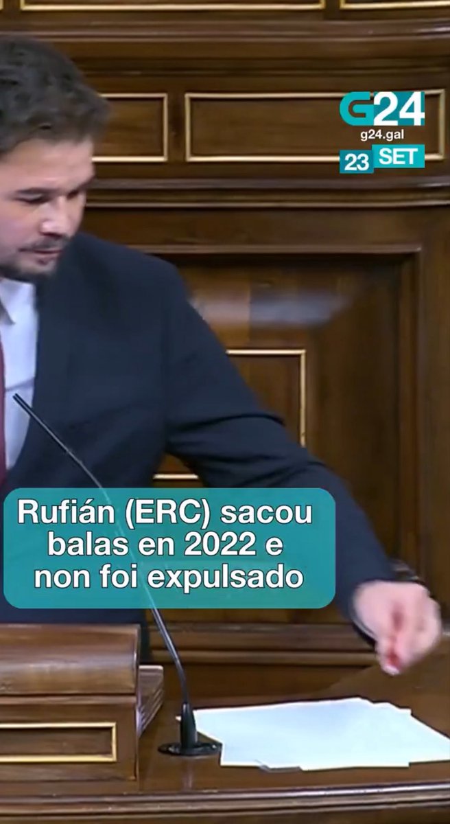 tvgcensura's tweet photo. 😱 VOLVEUNO FACER

No día en que o persoal da #CSAG se mobilizou contra a manipulación, a @TVGalicia volveu poñer os servizos informativos ás ordes do Partido Popular.

Vergoñento tratamento da polémica causada hoxe por @anadebande, que Marta Darriba despacha en 5 segundos sen mencionar a ducia de persoas intoxicadas, un feito coñecido máis de HORA E MEDIA ANTES de emitirse o #TeleXornal.

👩🏼🎙️ «O episodio obrigou, ademais, a pechar temporalmente unha zona de baños da Cámara».

🔫 Despois comeza a ‘Operación Salvemos a P̶o̶l̶i̶c̶í̶a̶ Soldada Ana’, comparando o feito de hoxe cun episodio anos atrás do deputado Gabriel Rufián.

Faltoulles aclarar que, segundo o Regulamento de Armas (RD 137/1993), o esprai de pementa é unha arma; as balas son munición/compoñentes.
