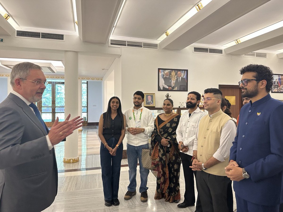 RusEmbIndia's tweet photo. 🇷🇺🇮🇳 On September 23, #Russia diplomats met at the Embassy with #Indian delegates who had returned from the International Youth Festival 2026 held in #Yekaterinburg
More: https://t.co/I2iGBPcZnP https://t.co/aO7WDfAegg