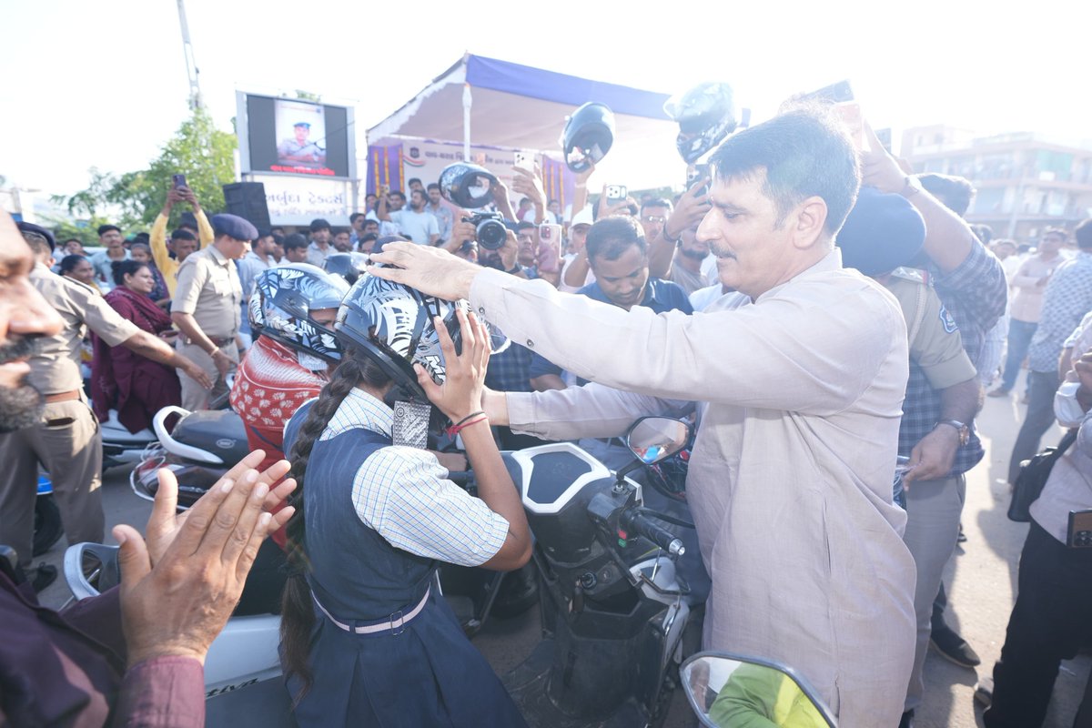 ChaudhryShankar's tweet photo. Helmets were distributed by the Vav-Tharad District Police family in Tharad to promote responsible driving. https://t.co/J6rqTX4tqQ