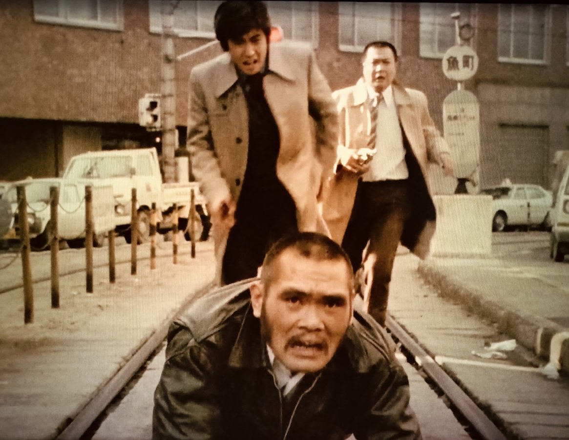 oaai67's tweet photo. 有識者の方から「大都会2」に小倉を舞台にした回がある、と聞き早速視聴。1978年の作品なのでかれこれ50年前！小倉には路面電車があったのですね。面白い！
ヘバってる弁慶の後ろには「魚町」の電停。優作さんの後ろにはデパート井筒屋が映ってる！優作さんの足が長すぎて路面電車に追いつきそう笑 https://t.co/oj4VfMtRiZ