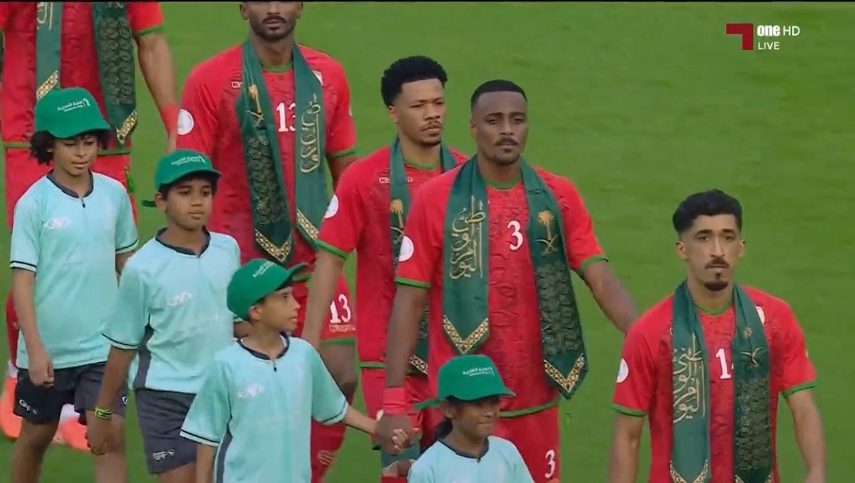 football_li5's tweet photo. في لقطة أخلاقية وغير مستغربة!!!!!!!!

لاعبين عمان يرتدون وشاح خاص بالمملكة العربية السعودية بمُناسبة اليوم الوطني السعودي 

🇸🇦💚🇴🇲 https://t.co/CXXOW77tKe