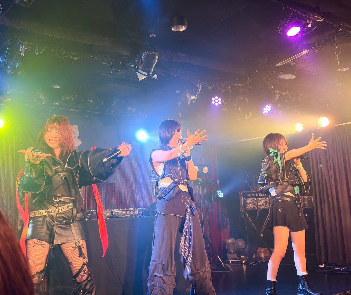 ks_ks_min's tweet photo. お初！！
めっちゃ楽しかった！
かっこいい〜〜！！
ほぼ曲知らない状態でいっても
こんなに楽しいんだな🙌
また行くんだ🏃‍♂️
そして相変わらずギャップ女子に弱い🙌

#o_ver_kill
#バキル https://t.co/2UvKbaHZ8B