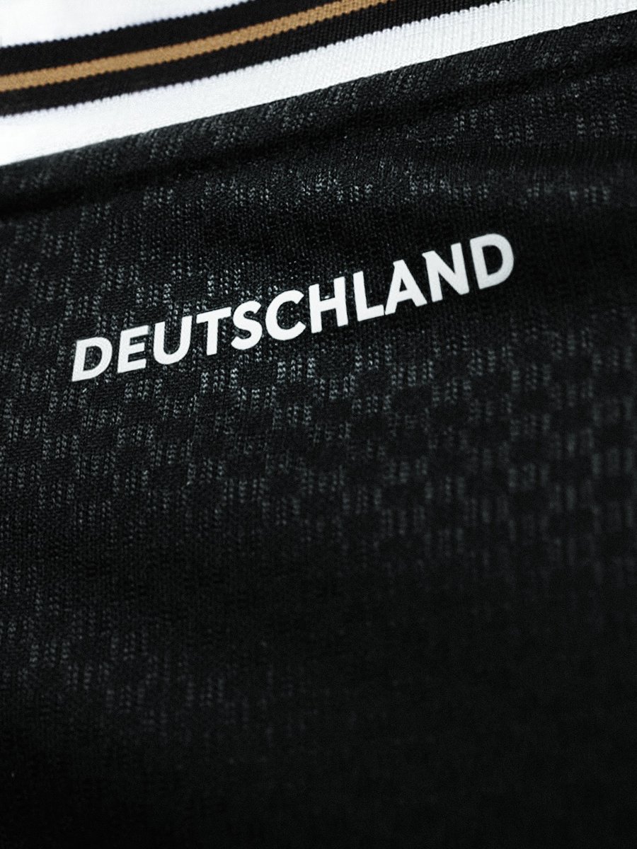 EleteTSC's tweet photo. 🇩🇪 @adidasfootball presenta oficialmente la camiseta con la que se despide de Alemania.

Es negra con vivos blancos y líneas doradas formadas por rombos. Nombre del país sobre la nuca y etiqueta inferior celebrando la conexión entre selección y marca. https://t.co/6FO5RlsGg8