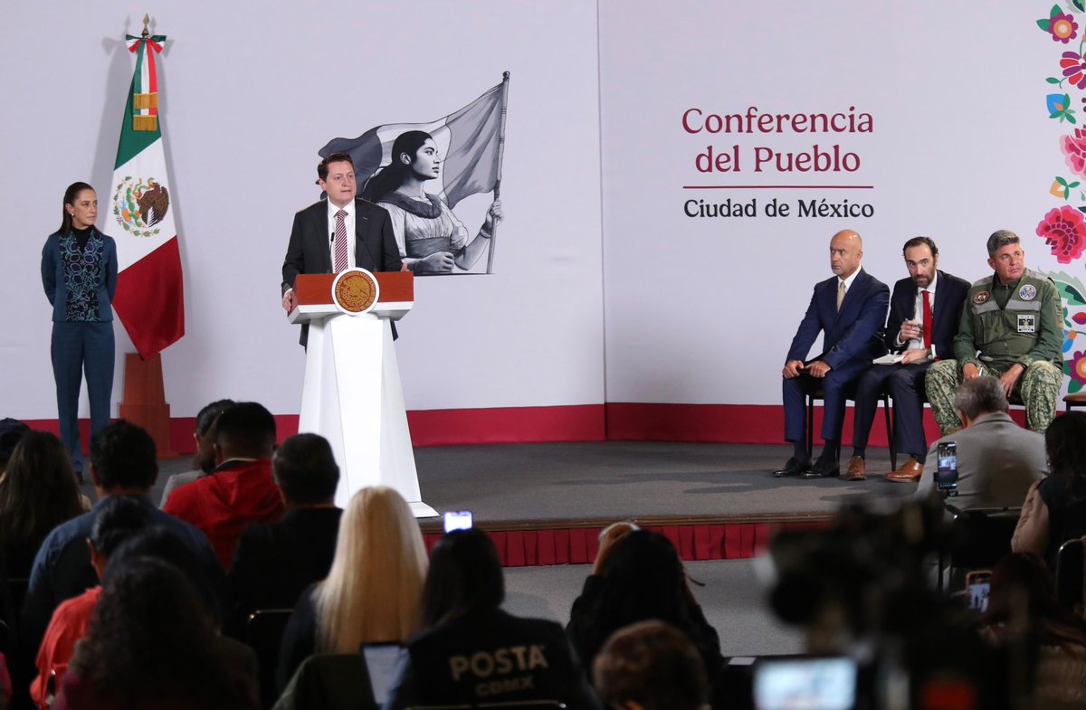 SICTmx's tweet photo. El secretario de Infraestructura, Comunicaciones y Transportes, Jesús Esteva Medina, junto al director general de la Agencia de @TrenesMX, @andreslajous; el titular de la Unidad de Vinculación Institucional y Patrimonio de la SICT, @nenulo y el Gral. Gustavo Vallejo de @Defensamx1, acompaña a la Presidenta @Claudiashein a la Conferencia del Pueblo donde se presentan los avances de construcción de los nuevos trenes de pasajeros 🚆