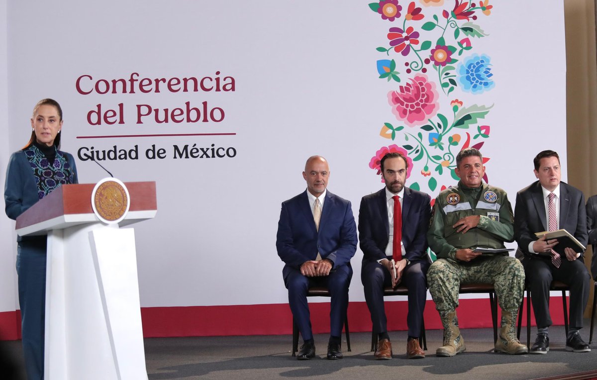 SICTmx's tweet photo. El secretario de Infraestructura, Comunicaciones y Transportes, Jesús Esteva Medina, junto al director general de la Agencia de @TrenesMX, @andreslajous; el titular de la Unidad de Vinculación Institucional y Patrimonio de la SICT, @nenulo y el Gral. Gustavo Vallejo de @Defensamx1, acompaña a la Presidenta @Claudiashein a la Conferencia del Pueblo donde se presentan los avances de construcción de los nuevos trenes de pasajeros 🚆