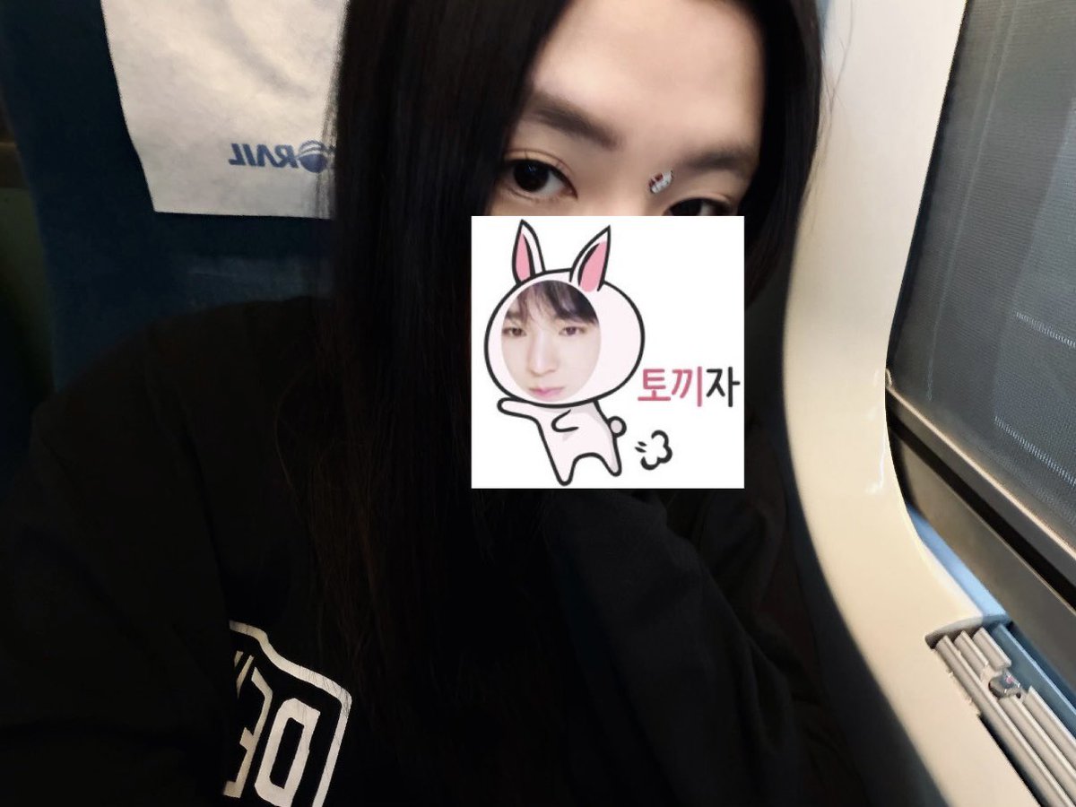 ekv3o's tweet photo. 18프로 가로셀카 완전 야르릉 🤳🏻💕💕💕💕💕
얼굴다가려놓고뭘보라는거냐는악플은ㄴㄴ https://t.co/Wyw2LwV1QD