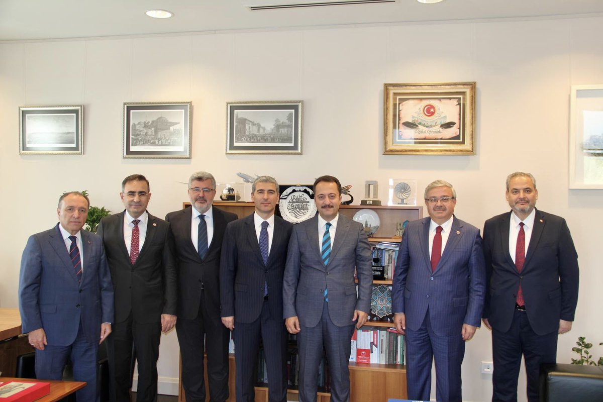 AfyonValiligi's tweet photo. Valimiz Dr. Naci Aktaş, Milletvekilleri Av. Ali Özkaya, Av. İbrahim Yurdunuseven, Dr. Hasan Arslan, Afyon Kocatepe Üniversitesi (AKÜ) Rektörü Prof. Dr. Mehmet Karakaş ve Afyonkarahisar Sağlık Bilimleri Üniversitesi (AFSÜ) Rektörü Prof. Dr. Adem Aslan ile birlikte Cumhurbaşkanlığı Personel ve Prensipler Genel Müdürü Sayın Bilal Şentürk’ü ziyaret etti.