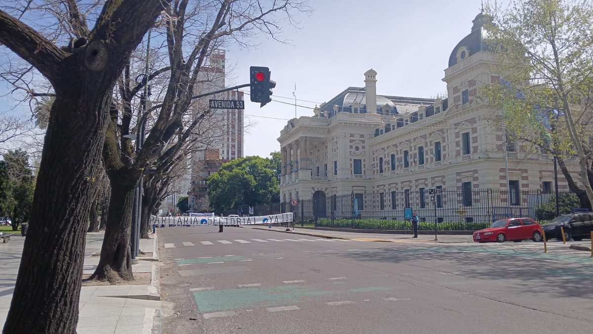 InfoCuandoLlega's tweet photo. ⚠️CORTE EN CASA DE GOBIERNO⚠️

🟡LINEA 202 RAMAL G - H

➡️DESVIARAN SENTIDO AL BARRIO CEMENTERIO  POR DIAG.79 A 4 A 55 A 7 A SU RECORRIDO. https://t.co/zB79fvVsla