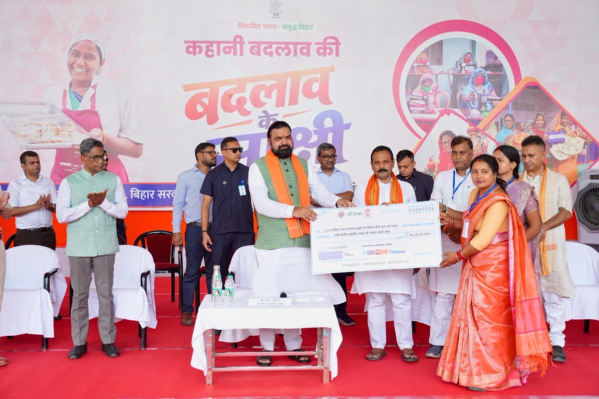 brlps_jeevika's tweet photo. बक्सर के चुरामनपुर में मुख्यमंत्री श्री सम्राट चौधरी जी ने पंचायत सरकार भवन परिसर में नवनिर्मित जीविका भवन का उद्घाटन किया और ड्रोन दीदी के कार्यों को जाना। साथ ही, जीविका दीदियों द्वारा लगाये गए स्टॉल का अवलोकन किए। जीविका दीदियों से संवाद कर उनके कार्य, स्वरोजगार एवं आमदनी के बारे में जानकारी ली।

इस दौरान जीविका दीदियों ने समूह से जुड़ने के बाद अपने जीवन में आए बदलाव और मुख्यमंत्री महिला रोजगार योजना से मिले सहयोग से शुरू किए गए स्वरोजगार के अनुभव साझा किए।

मुख्यमंत्री ने जीविका दीदियों की पहल को प्रोत्साहित करते हुए उनकी आय में वृद्धि और ग्रामीण महिलाओं के लिए रोजगार एवं जीविकोपार्जन के नए अवसरों को बढ़ावा देने पर जोर दिया।
.
.
#CMSamratChoudhary
#SamratChoudhary
#jeevika
#MukhyamantriMahilaRojgarYojana
#WomenEmpowerment
#RuralDevelopment
@samrat4bjp @MoRD_GoI 
@BiharRDD @buxaradmin