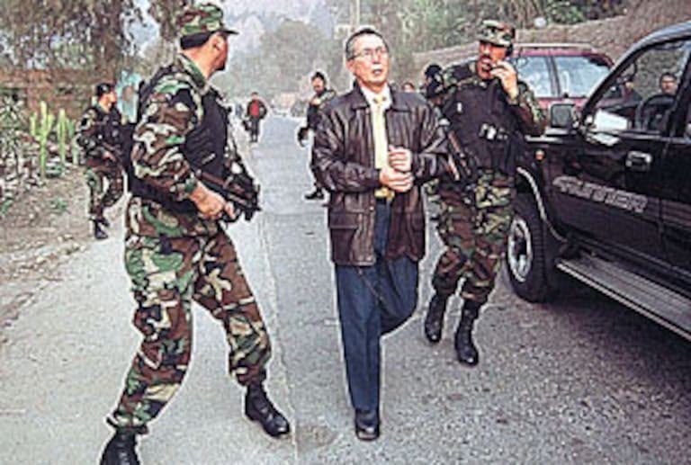 Alejopalaciorpo's tweet photo. Fujimori en Perú también patrullaba con el Ejército, usaba chaleco antibalas y andaba armado para arriba y para abajo en nombre del "orden". 

Ya sabemos cómo termina siempre ese show autoritario. https://t.co/zOQVONOokr