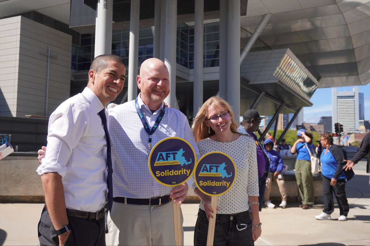 dank's tweet photo. Proud to stand with @MassNurse and the MNA Nurses of BWH.

I’ll always fight alongside you for the respect, protections, and working conditions you deserve. https://t.co/8ks5S8Ej68