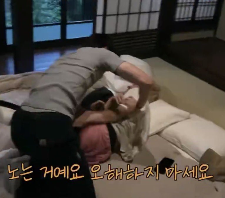 goloovvee's tweet photo. 진짜 개미친새끼들인듯ㅛㅣ발
배경도이불도색감도 묘하게 야동같애…
마지막에 바지올라가서다리 보이는것도… https://t.co/xzSepzCt5T
