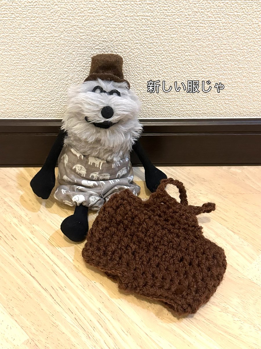 same32_hamisun's tweet photo. おじいにオーバーオールを編みました。
とってもデカパンになりました。
安定のハイウエスト。
そろそろおじいからクレーム入るな。 https://t.co/vrFVcVQsHL