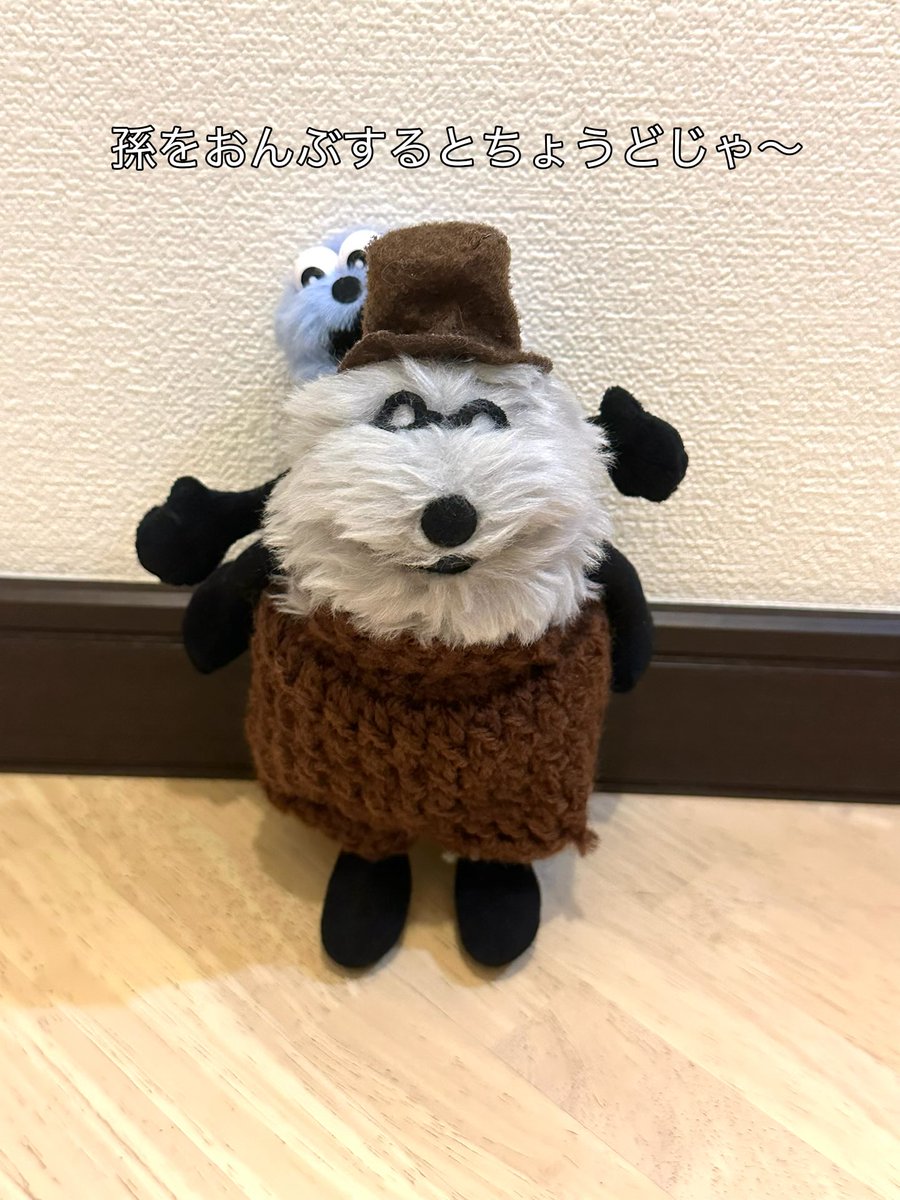 same32_hamisun's tweet photo. おじいにオーバーオールを編みました。
とってもデカパンになりました。
安定のハイウエスト。
そろそろおじいからクレーム入るな。 https://t.co/vrFVcVQsHL