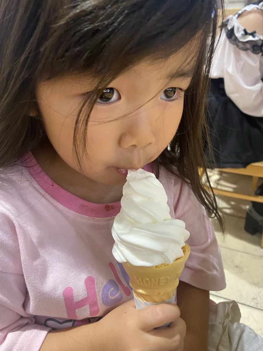 Aic_slappY's tweet photo. 本当情け無い話ですが、私用で動く際にいつも長女、たまに次女がいる。
片付け/貯金は出来ず一緒に過ごす時間に全振りしてます。娘自身金魚の糞みたいで、いつも後に着く。
「いつもベタベタでキモい」と言われるも、いつか娘から離れる時期が来る気がしてつい何でも許してしまう。
ダメ親の鑑ですorz https://t.co/7e1KX87A3G