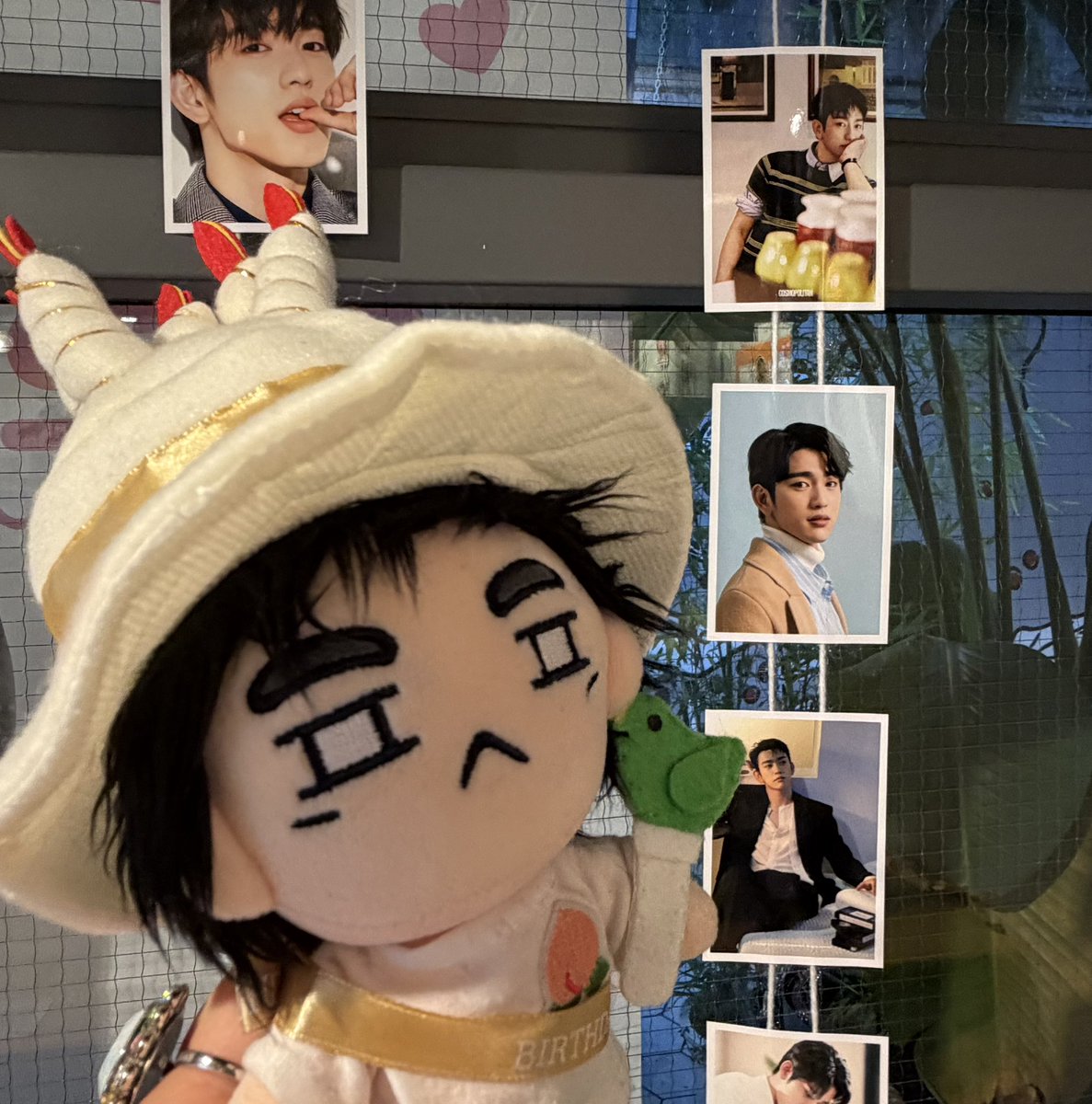 peco3t's tweet photo. 本日じっくり研究して来ました👩‍🔬
🐥の選んだジニョンに囲まれて至福のひと時🍑✨
これからもアガセ🐥として、より一層精進してまいります🫡
企画してくださった皆様、お会いできたアガセ🐥ありがとうございました🧡

#CODE32ForJinyoung 
#우리의에버러브진영32번째생일
#해피녕탄절　＠JINYOUNG https://t.co/BaBwx40rlu
