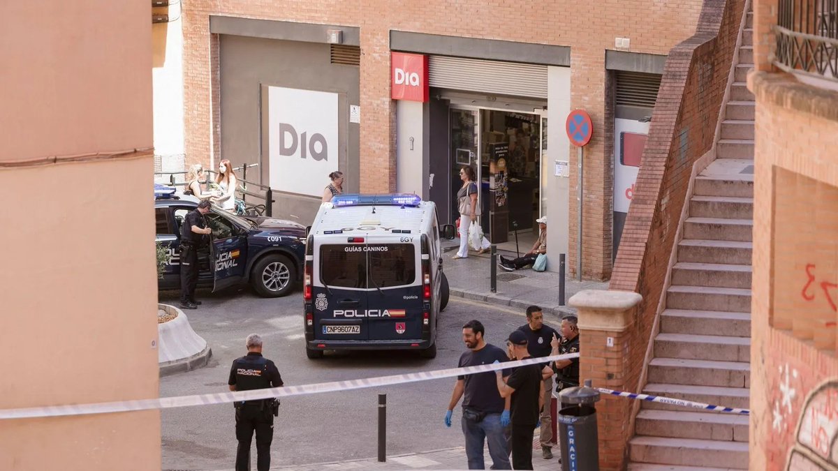 RobertoVaquero_'s tweet photo. Nacho, el joven de 20 años asesinado por sicarios en Málaga, podría haber sido tiroteado "por error" al confundirlo con otra persona.

Esta es la España de 2026: por un error puedes morir tiroteado por mafias. Es desolador. https://t.co/OnH6Wrz7HV
