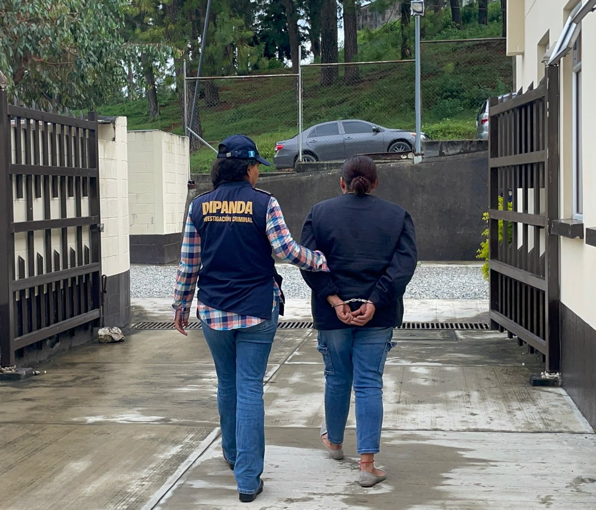 PNCdeGuatemala's tweet photo. Capturas por extorsión y violación en Alta Verapaz

Idalia “N”, de 46 años, fue capturada por investigadores de la #DIPANDA en San Pedro Carchá, por el delito de extorsión.

 Juan “N”, de 38 años fue capturado por agentes de #POLIMERC en Cobán, por el delito de violación. https://t.co/YI0nAu3e1J