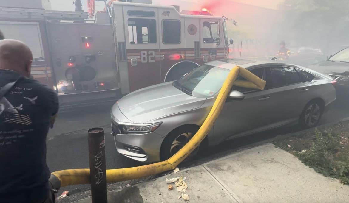 YoungMOOBY's tweet photo. "In front of the fire hydrant"
"To avoid kinks"
This was just an excuse to destroy someone's property https://t.co/rwuBFHxoOs