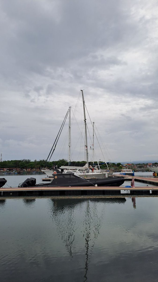JPappybon's tweet photo. I’ll remember this stern-platform moment for the yacht floating almost motionless. Add sitting with my feet in the sea, and the whole outing lands somewhere between comfort and simple pleasure. #YachtWeekend #OffDuty https://t.co/tbIixdx2nl
