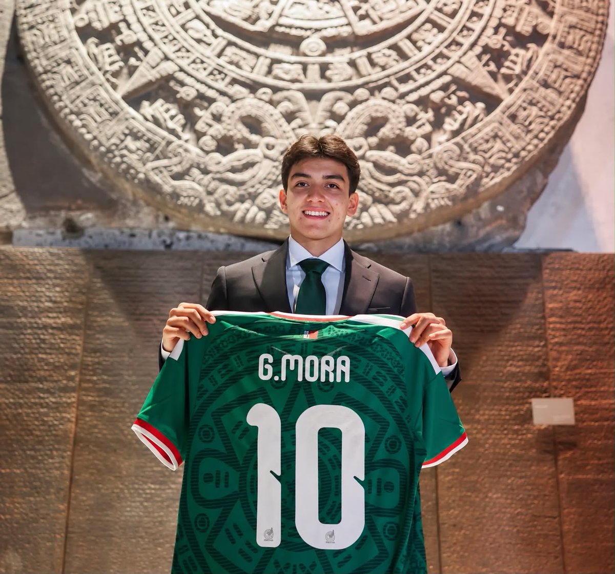 GibranAraige's tweet photo. 🇲🇽 SELECCIÓN 🇲🇽

🚨EL NUEVO #10 DEL TRI🚨

Con ustedes…Gilberto Mora!!!

Morita portará la #10 esta Fecha FIFA con el Tri ante la ausencia de Alexis Vega.

Y pinta para adueñarse del dorsal de los cracks desde ya.

¿Les gusta Morita con la #10? ¿Qué opinan?…Los leo👀👇🏻

@TUDNMEX