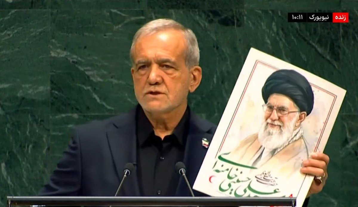 ali_ahmadnia's tweet photo. تصویر رهبر شهید انقلاب در دست رئیس جمهور #پزشکیان در مجمع عمومی سازمان ملل https://t.co/J1rbaLpnd9