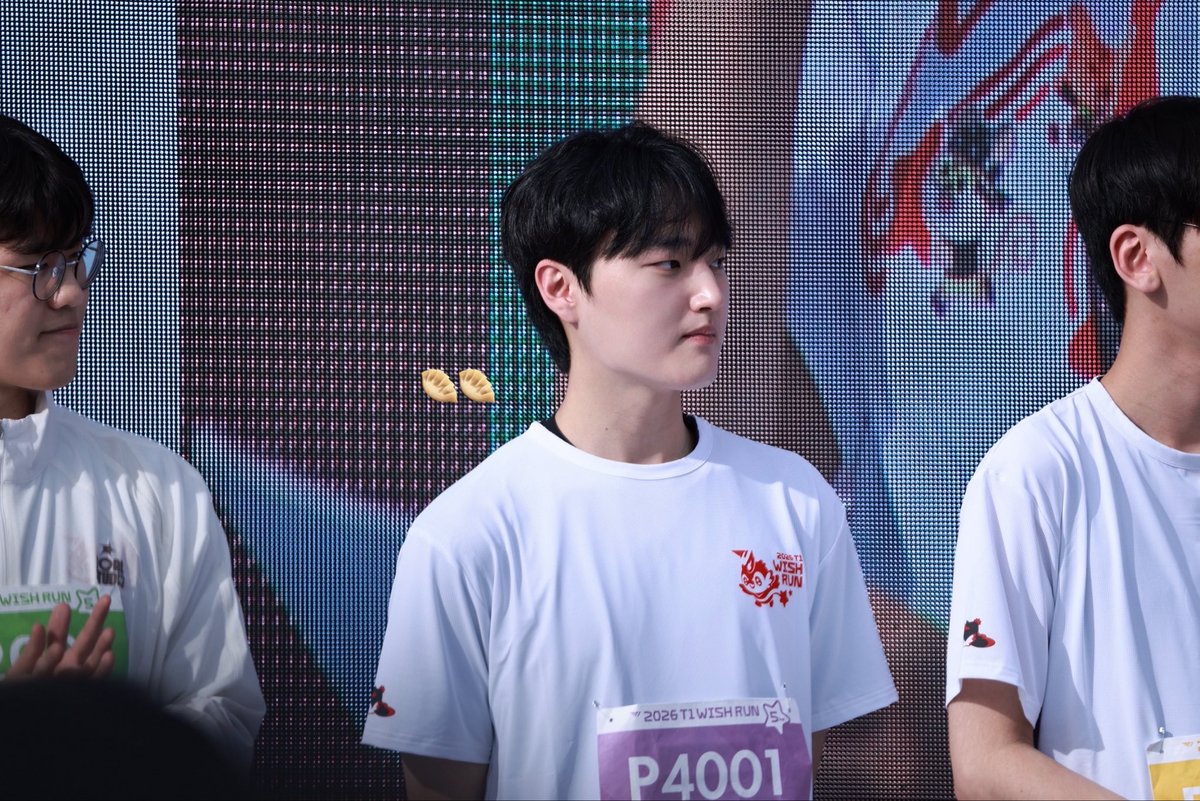 t1_dimsum's tweet photo. 하… 세 번째 슬로건 만들기 직전. https://t.co/uz4eZzSm0Z