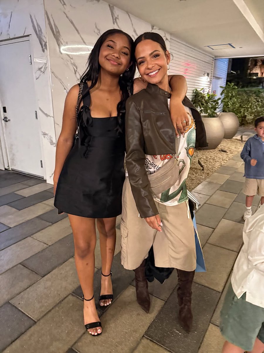 jasmin_3jde's tweet photo. End of the night. Celebrations with gifts, friends, and family. , you’re a young lady now. 🖤🤍 Sleep tight and thank you for the birthday wishes for V. https://t.co/QcySblSBxA