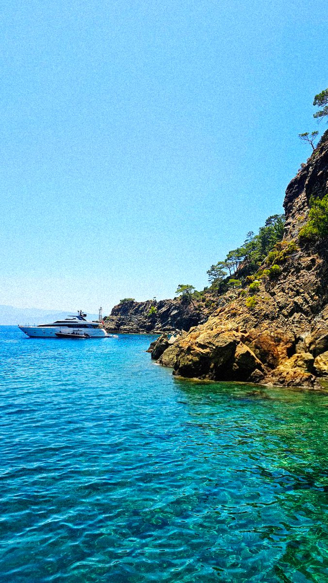 Bethtpeace's tweet photo. Today’s summer-reset feeling came from swim break: sun-warmed teak waiting above, with dropping straight into cool water keeping everything relaxed and natural. #BoatVibes #PerfectDay https://t.co/L3oHcFShBl