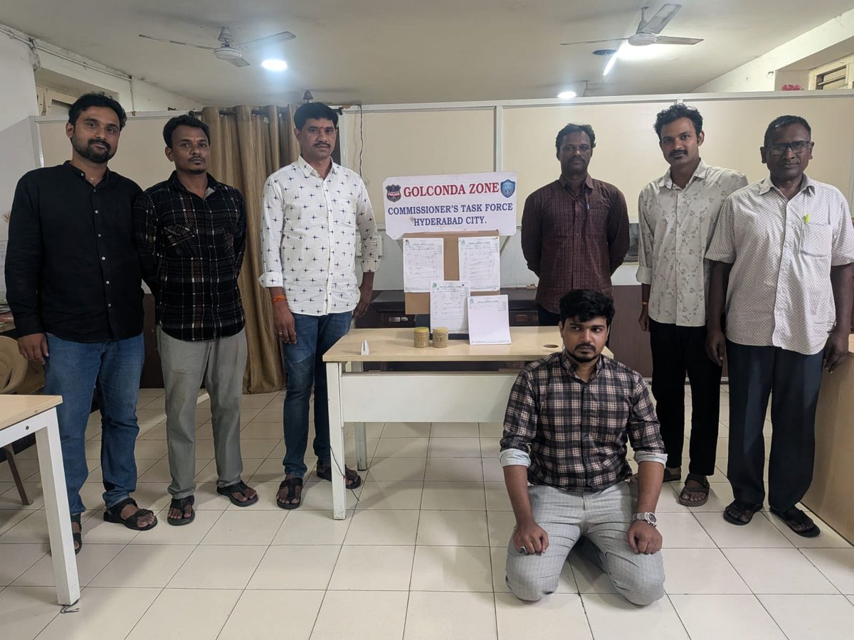 NewsMeter_In's tweet photo. ‘#Doctor’ at 23, but no #medical #qualification — @hydcitypolice  bust alleged #fakeclinic

A 23-year-old man allegedly treated #patients for #chestpain, #breathingissues, #kidney & #urinary problems using bottles of #powders marked only with #handwrittencodes.

#TaskForce & #Golcondapolice raided #HikmaSehathCareCentre.

Mohammed Adnan arrested.

Dozens of #unlabeledmedicine bottles/packets seized.

#Prescriptionbooks & #socialmediapromotion material recovered.

His mother & brother allegedly involved, police say; both absconding.

A #case has been registered under relevant BNS sections.