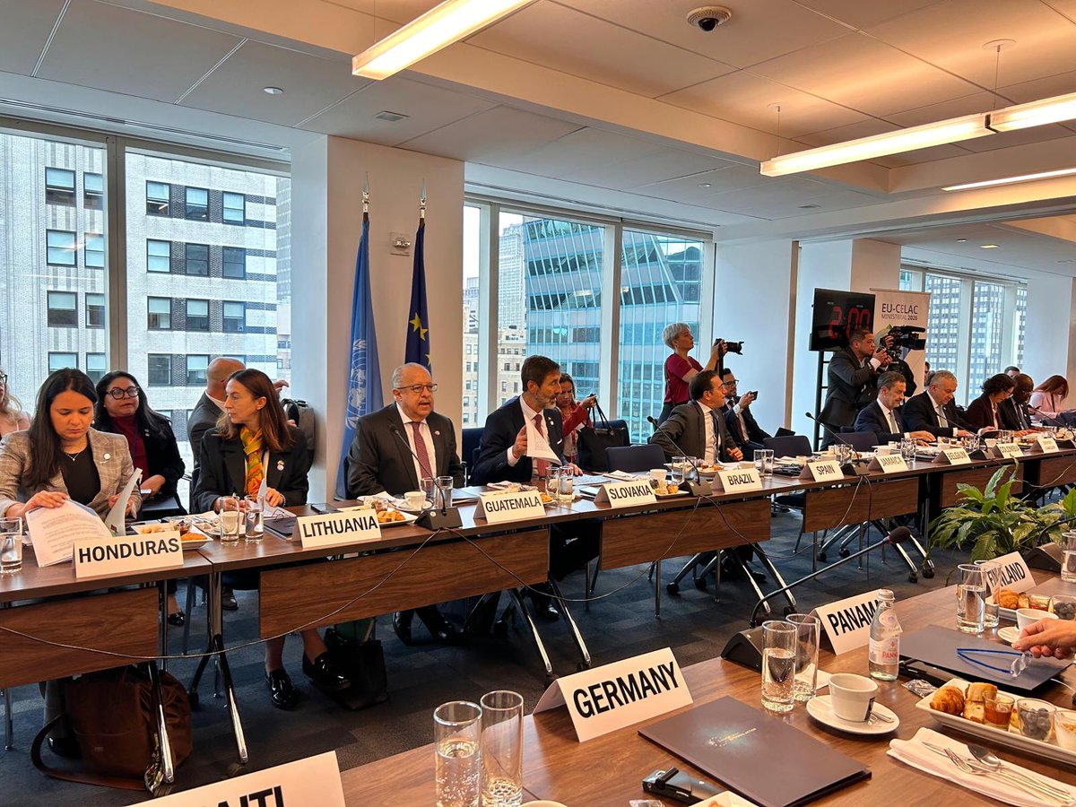 MinexGt's tweet photo. #UNGA81 | El #CancillerGT Carlos Ramiro Martínez Alvarado participó en la III Reunión Ministerial CELAC–Unión Europea, convocada por la Presidencia pro tempore de #CELAC, que ostenta Uruguay.

Guatemala apoyó la adopción de la Hoja de Ruta birregional, que fortalece el diálogo político y la cooperación, particularmente en materia de seguridad ciudadana, justicia y combate a la delincuencia organizada transnacional.

El Canciller Martínez Alvarado subrayó que la cooperación debe sustentarse en principios firmes, diálogo abierto y resultados concretos.

Este importante encuentro ministerial fue presidido conjuntamente por la Alta Representante de la Unión para Asuntos Exteriores y Política de Seguridad, @kajakallas, y el Canciller uruguayo, @MinLubetkinUy.