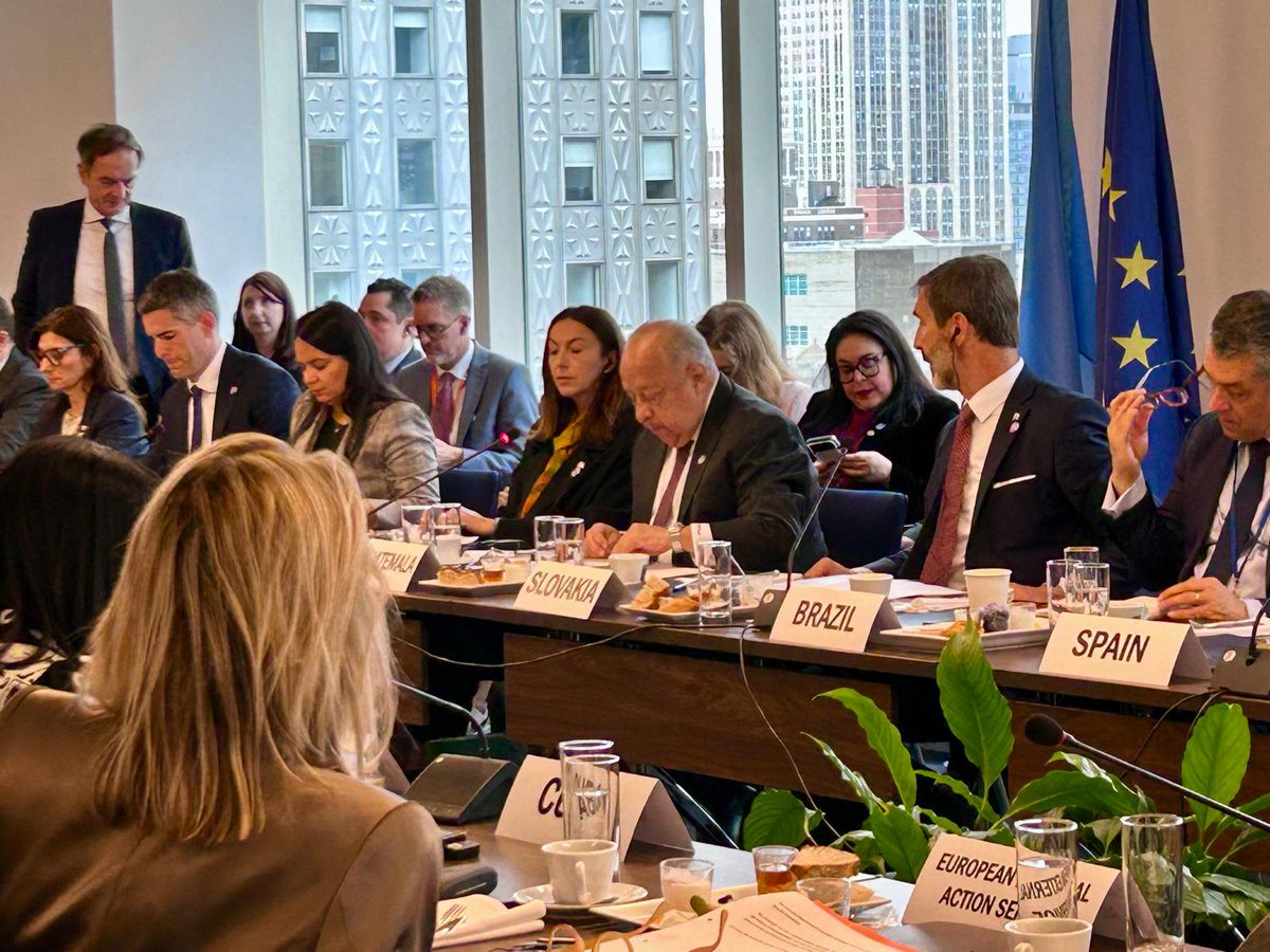 MinexGt's tweet photo. #UNGA81 | El #CancillerGT Carlos Ramiro Martínez Alvarado participó en la III Reunión Ministerial CELAC–Unión Europea, convocada por la Presidencia pro tempore de #CELAC, que ostenta Uruguay.

Guatemala apoyó la adopción de la Hoja de Ruta birregional, que fortalece el diálogo político y la cooperación, particularmente en materia de seguridad ciudadana, justicia y combate a la delincuencia organizada transnacional.

El Canciller Martínez Alvarado subrayó que la cooperación debe sustentarse en principios firmes, diálogo abierto y resultados concretos.

Este importante encuentro ministerial fue presidido conjuntamente por la Alta Representante de la Unión para Asuntos Exteriores y Política de Seguridad, @kajakallas, y el Canciller uruguayo, @MinLubetkinUy.