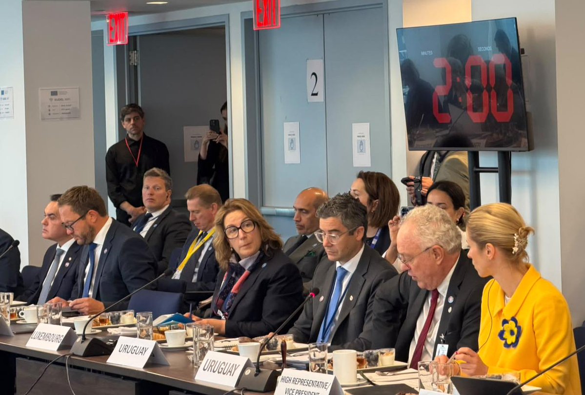 MinexGt's tweet photo. #UNGA81 | El #CancillerGT Carlos Ramiro Martínez Alvarado participó en la III Reunión Ministerial CELAC–Unión Europea, convocada por la Presidencia pro tempore de #CELAC, que ostenta Uruguay.

Guatemala apoyó la adopción de la Hoja de Ruta birregional, que fortalece el diálogo político y la cooperación, particularmente en materia de seguridad ciudadana, justicia y combate a la delincuencia organizada transnacional.

El Canciller Martínez Alvarado subrayó que la cooperación debe sustentarse en principios firmes, diálogo abierto y resultados concretos.

Este importante encuentro ministerial fue presidido conjuntamente por la Alta Representante de la Unión para Asuntos Exteriores y Política de Seguridad, @kajakallas, y el Canciller uruguayo, @MinLubetkinUy.