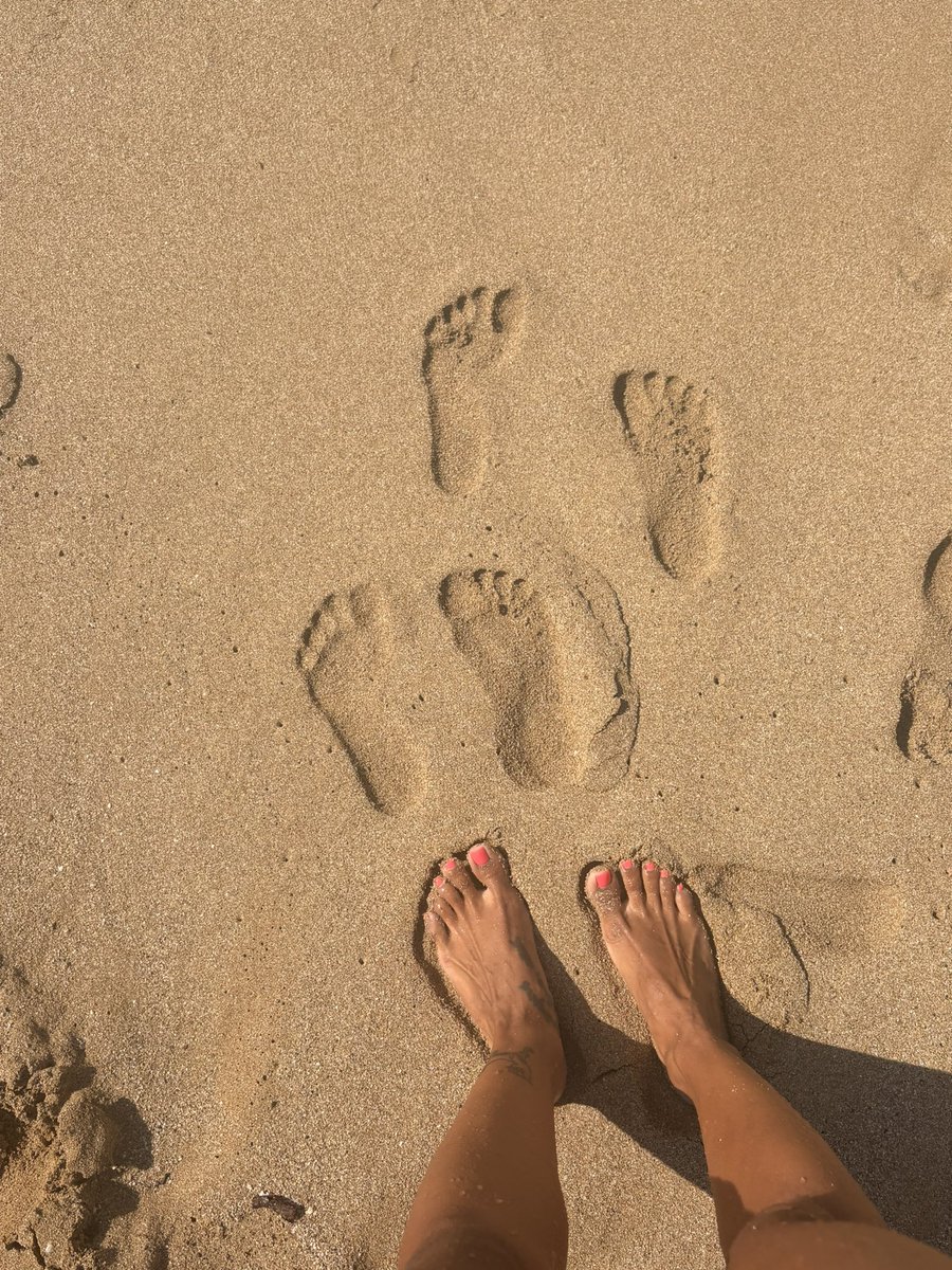 brattyemmss's tweet photo. this and staying in the sea until your hands get all wrinkly😌 https://t.co/55ucShZd7k