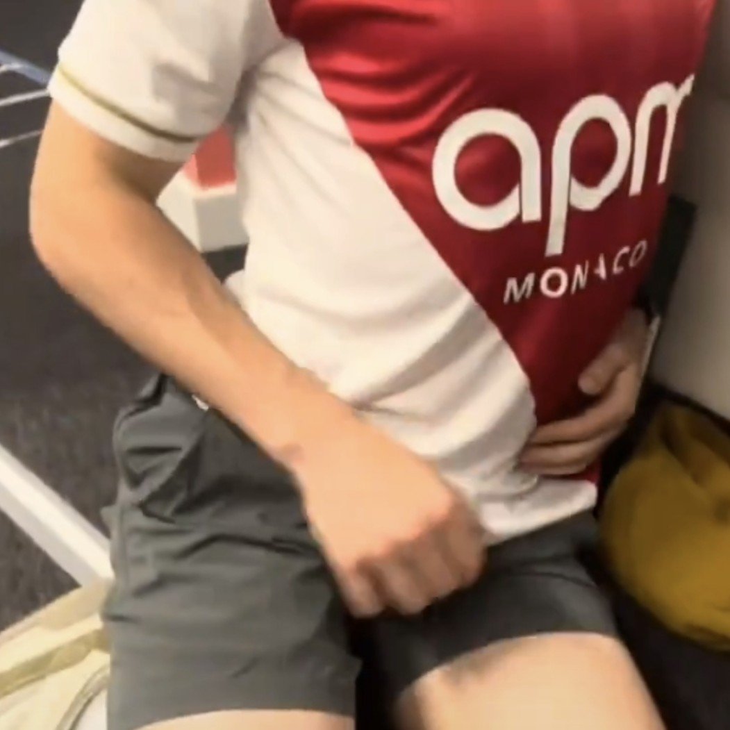 julissailor's tweet photo. I mean i could learn anatomy drawing him in such cutie poses tho? his build is so mesmerizing honestly https://t.co/jSJPJuybmu