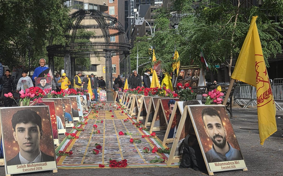 Maryam_Rajavi_F's tweet photo. Deuxième jour de la manifestation des Iraniens libres devant le bâtiment de l’Assemblée générale de l’ONU à New York.

Le régime au pouvoir en Iran ne représente pas le peuple iranien. Il est ennemi du peuple et responsable du massacre de la jeune génération iranienne. Il constitue également une menace pour la paix et la sécurité dans la région et dans le monde.
Le véritable combat oppose, d'un côté, le peuple iranien et sa Résistance organisée, et de l'autre, la dictature religieuse.
Le peuple iranien est déterminé à mettre fin à cette dictature.
#FreeIran2026NYRally
#UNGA 
https://t.co/Q0JKFNjtjv