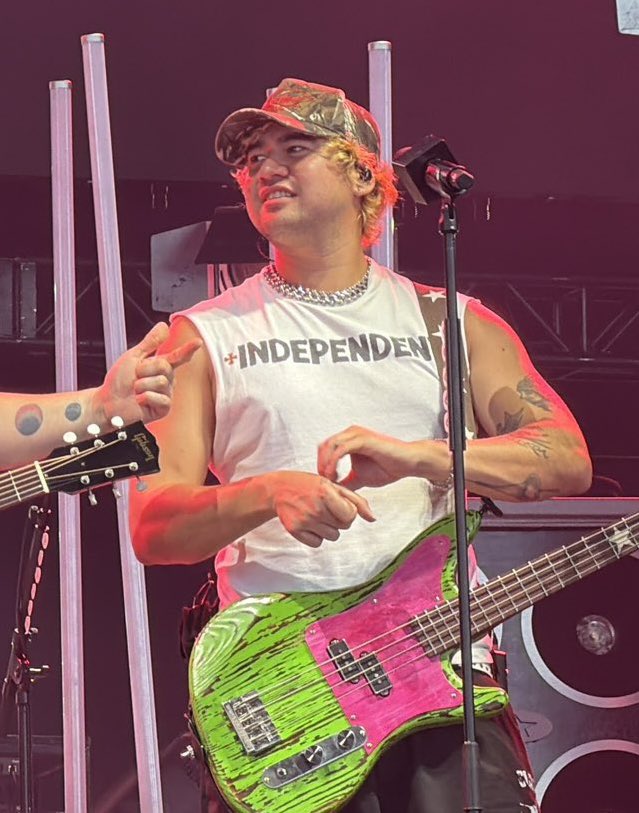 sabbyirwin's tweet photo. BITE THE ARMS APPLE BABY PLS https://t.co/CVDlZO6gvW