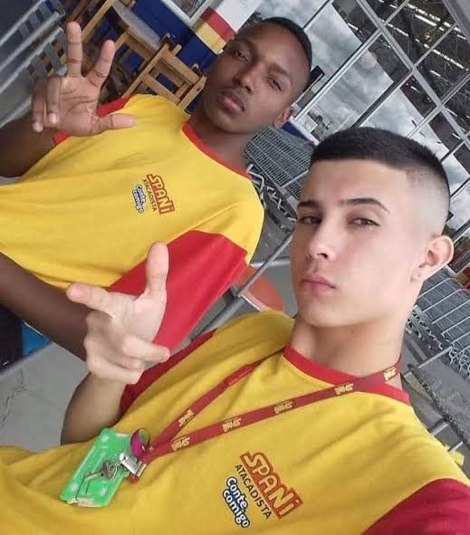 KimJuAe999's tweet photo. @deepvarela Classe média trabalhando no atacadão? Ele não era de condomínio, a namorada dele sim é. Não tô dizendo que ele é pobre, mas são realidades diferentes. https://t.co/vJBx8Gtcrd