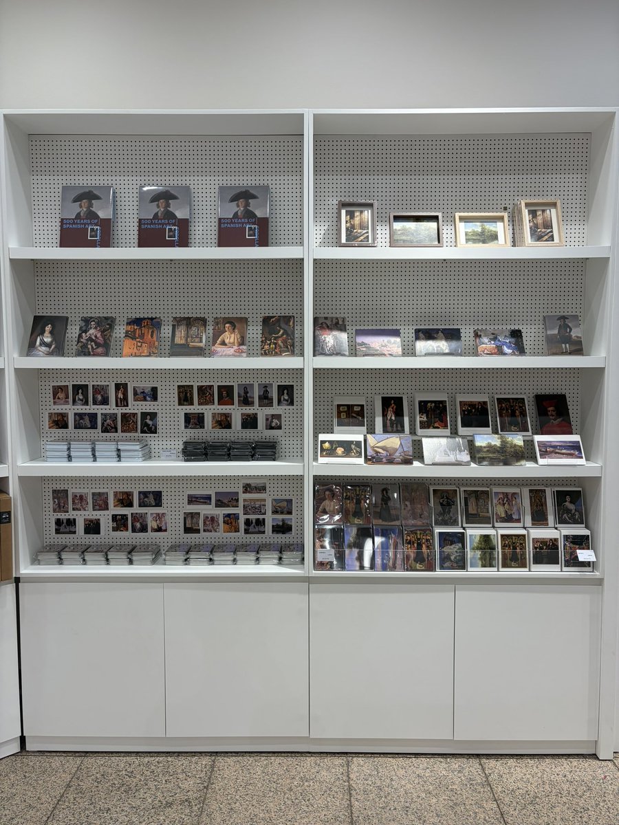 exhibit1oninfo's tweet photo. 아트샵의 기념품들.
전시 도록 추천합니다! 설명이 굉장히 풍성하고 도판도 잘 실려있어요👍
전시 작품이 많은지라 엽서 종류가 다양해서 고르는 재미가 있어요. 사진상으로는 잘 안 보이는데, 전시 포스터 속 작품이 홀로그램 엽서로 굉장히 예쁘게 잘 나왔으니(실물good) 꼭 사시길 바랍니다🙏 https://t.co/ul2Hi8GAzj