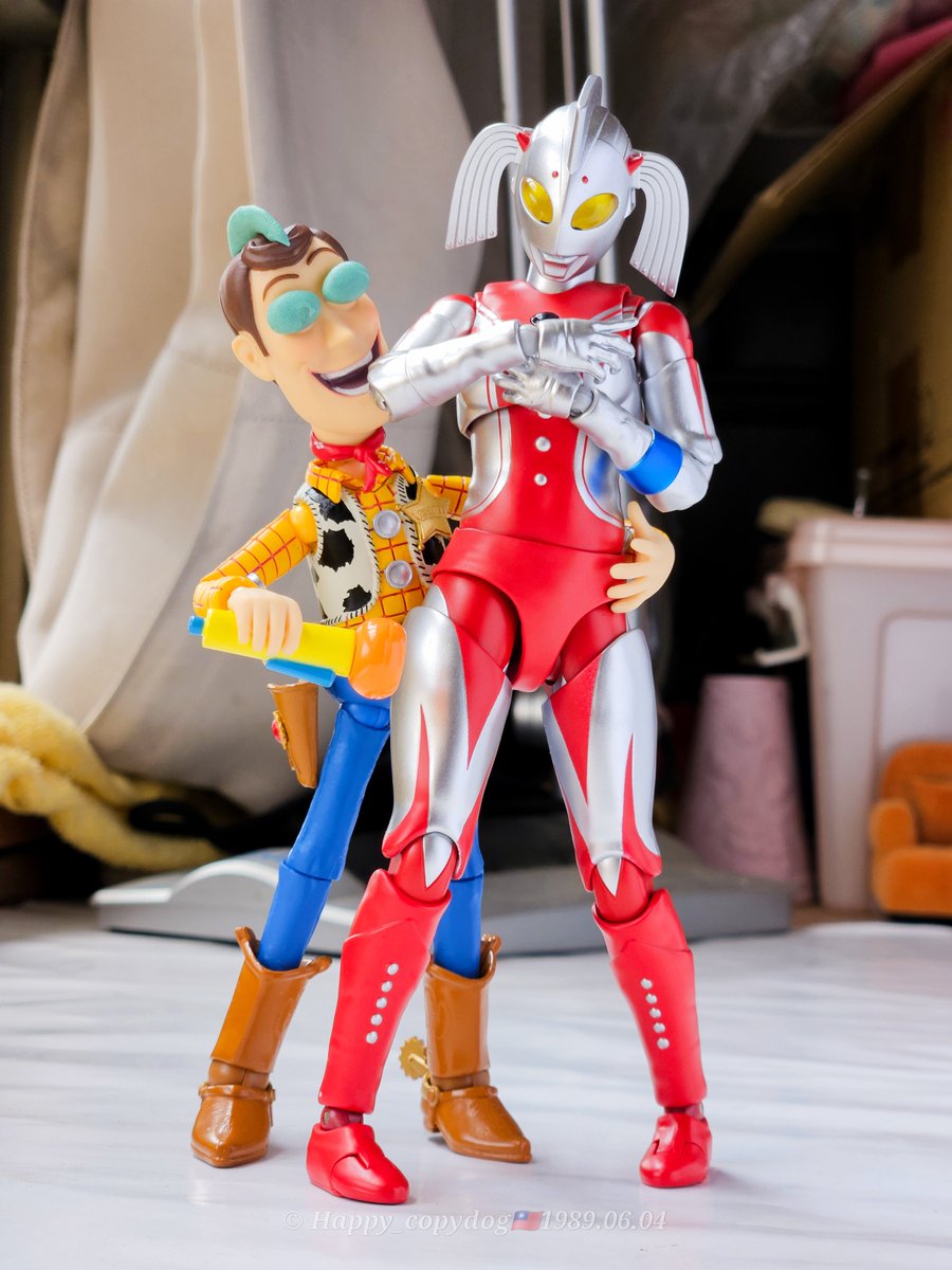 Happy_copydog's tweet photo. 這位太太...妳一定也不希望讓你先生知道的吧
Ma'am... I'm sure you wouldn't want your husband to find out about this, would you?

#woodytoystory #toystory #toyphotography #toycollector #kaiyodo https://t.co/PUbJFdYO6K