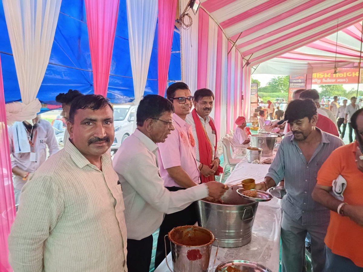CollectorBK's tweet photo. 🚩ભાદરવી પૂનમ મહામેળો - ૨૦૨૬
કલેકટરશ્રી મિહિર પટેલે મા અંબાના દર્શનાર્થે પગપાળા અંબાજી જતાં માઈભક્તોની સેવા અર્થે આયોજિત વિવિધ સેવા કેમ્પની મુલાકાત લઈ તેઓની આ સરાહનીય કામગીરીની પ્રશંસા કરી, સ્વચ્છતા સંદર્ભે આવશ્યક સૂચનો કર્યા. @CMOGuj @InfoGujarat https://t.co/phGZbOvhuO