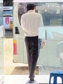 SeonHoQu's tweet photo. So this is Seonho?? When he was on the phone encouraging someone?? 🫠🫠🫠 https://t.co/mPvNQR2ioi