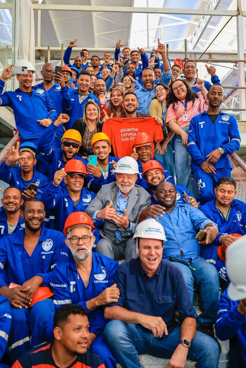 ptbrasil's tweet photo. EFEITO LULA! Brasil bate recorde de pessoas trabalhando, com 103 milhões, e registra o menor número de pessoas desempregadas da história, aponta IBGE. 🍀⭐ https://t.co/8vMfJp0YiY
