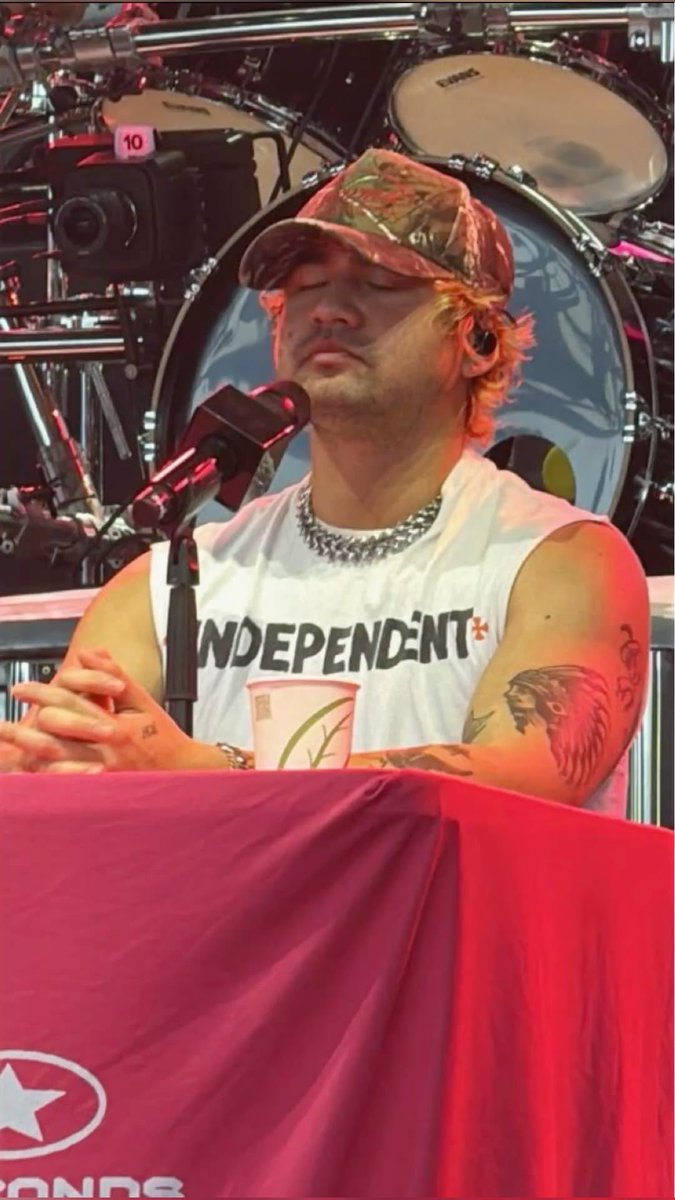 sabbyirwin's tweet photo. BITE THE ARMS APPLE BABY PLS https://t.co/CVDlZO6gvW