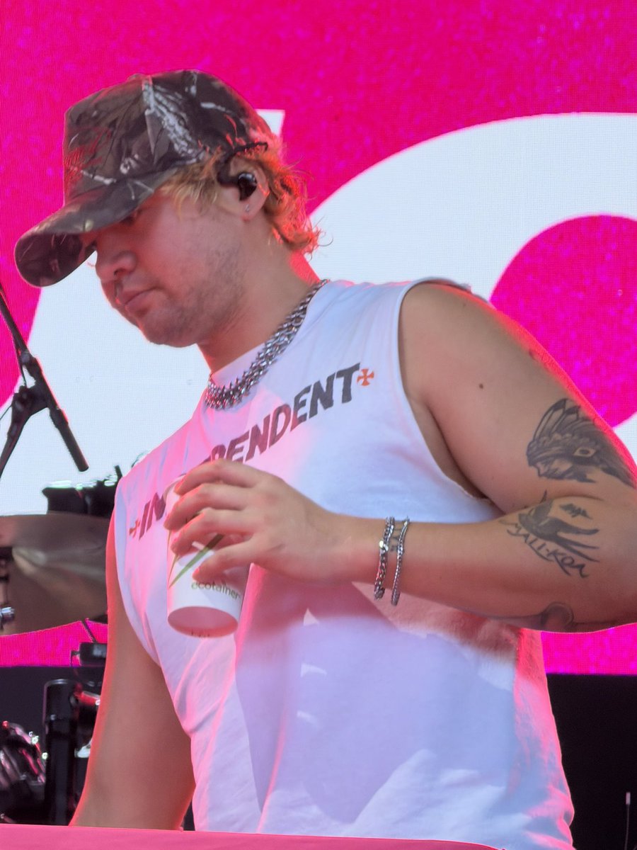 sabbyirwin's tweet photo. BITE THE ARMS APPLE BABY PLS https://t.co/CVDlZO6gvW
